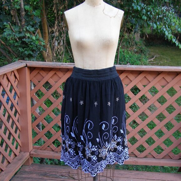 🌹 NEW size L/XL 10-12 Black Skirt with Floral Embroidered design - Picture 1 of 13